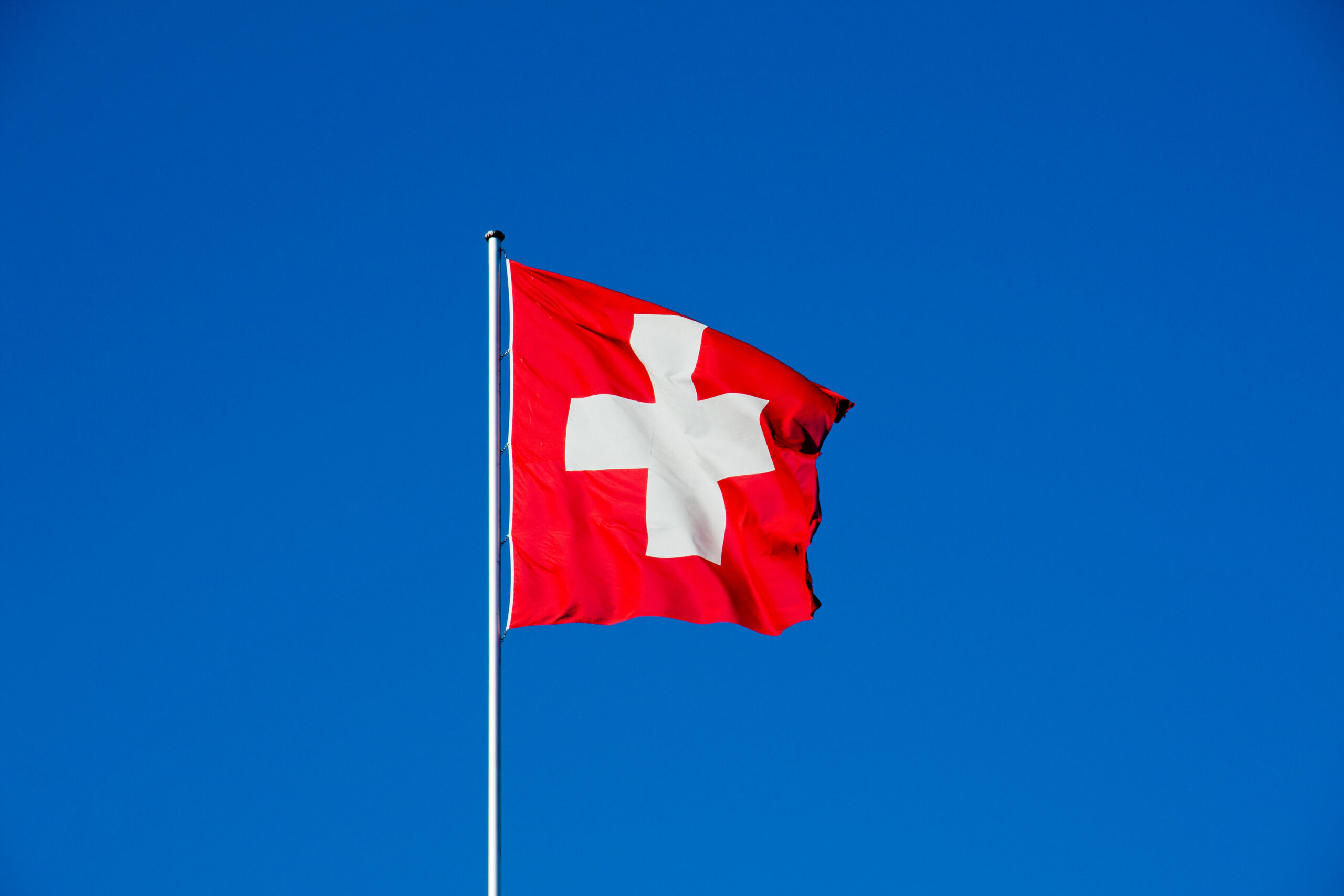 <h2 style="font-size:27px;font-weight:500;">L’Unione Europea e la democrazia diretta in Svizzera. Gutta cavat lapidem-la goccia scava la pietra, con una lenta ma inarrestabile azione di erosione dell’Unione Europea sull’ordinamento svizzero. La locuzione latina attribuita al poeta latino Lucrezio appare oggi di grande attualità.</h2>